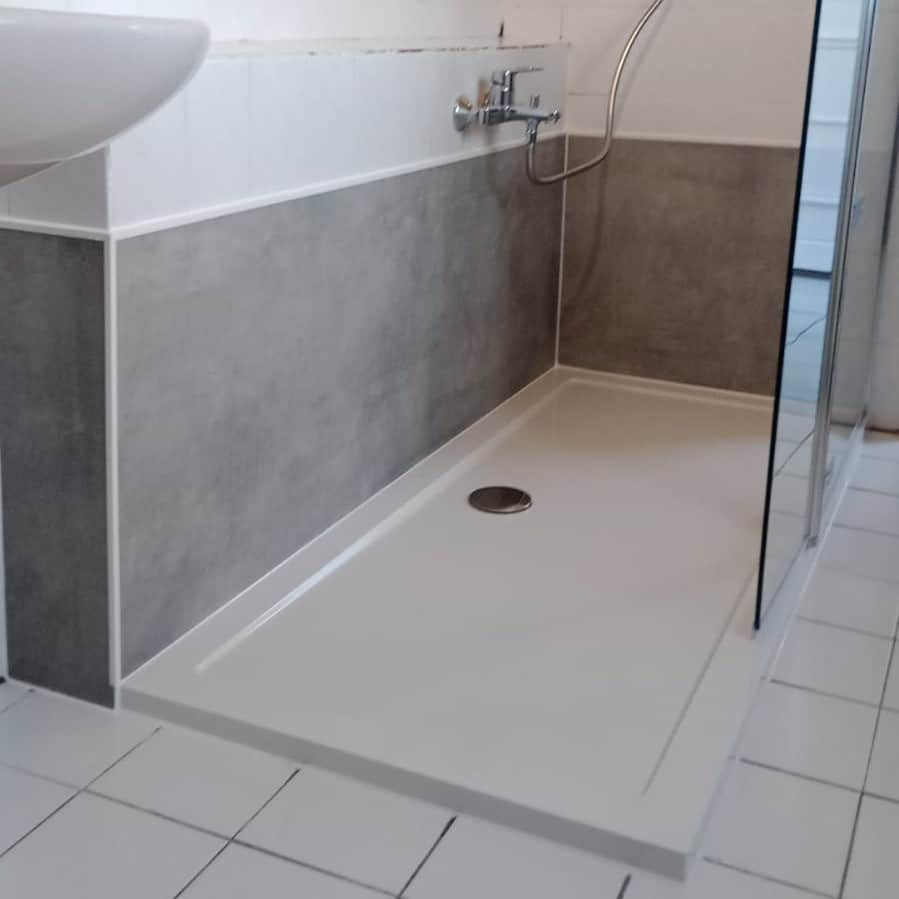 Ebenerdige Dusche in weiß grau Badezimmer Badelix